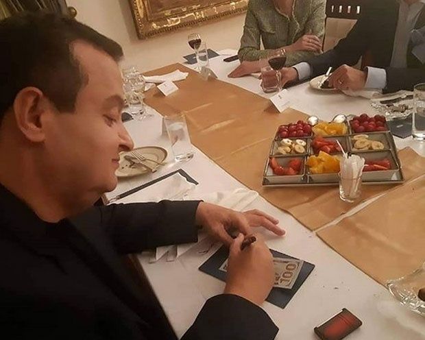 ДАЧИЋ ЗА НОВОСТИ О КРИТИКАМА АМБАСАДЕ САД: Боље да су уместо бомби са уранијумом бацали доларе на којима пише Косово није Србија